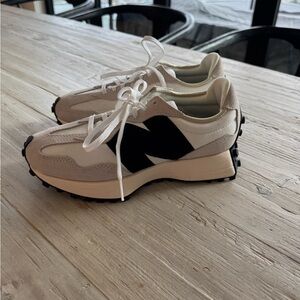 Women’s New Balance 327’s size 8